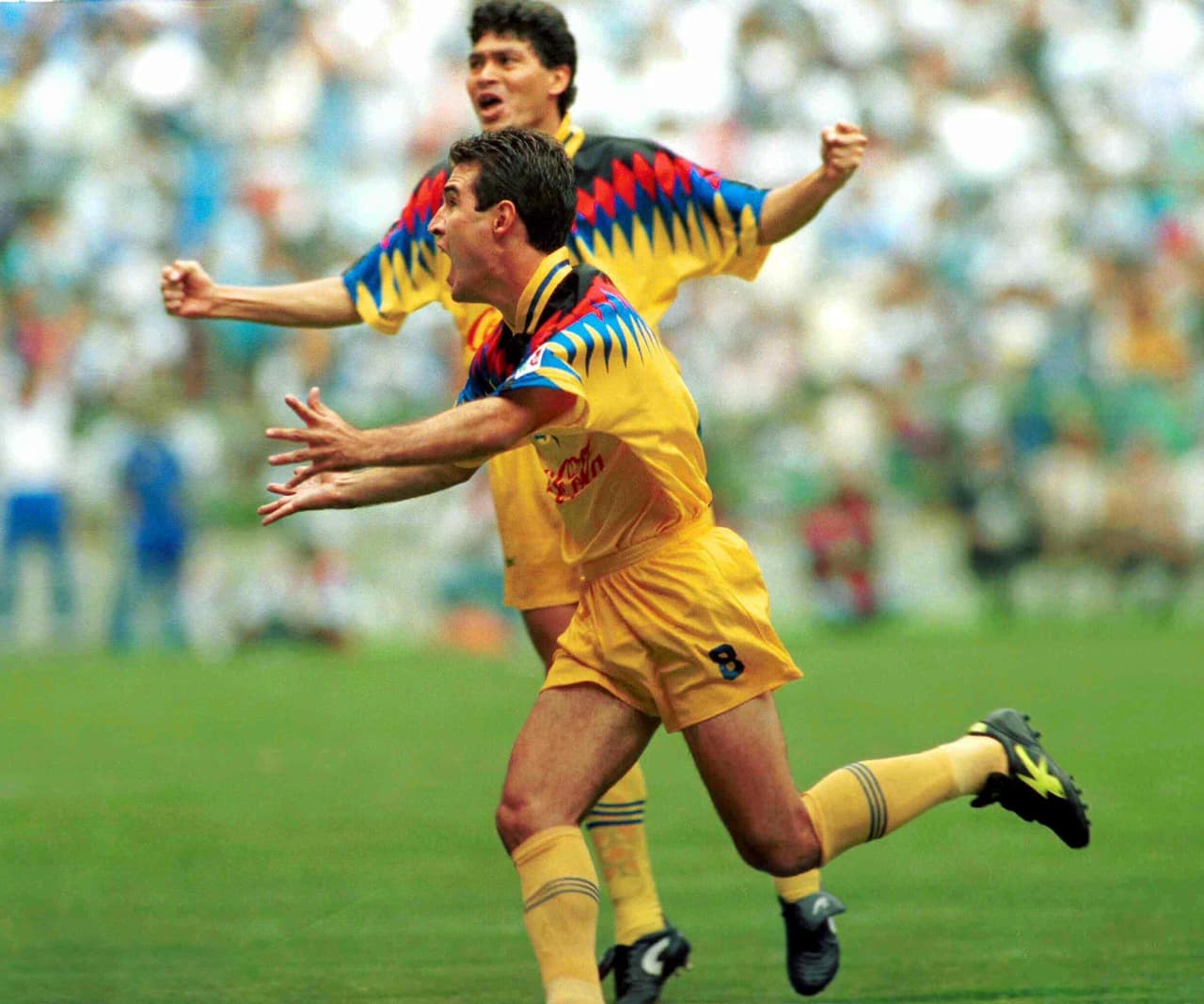 El mediocampista Joaquín del Olmo, después de debutar con el Tampico Madero y jugar en Veracruz, llegó en 1994 al América que dirigía Leo Bennhakker. Fue uno de los mejores del plantel.