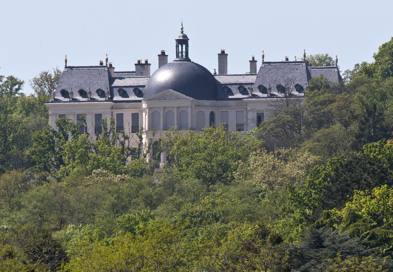Es propietario del Chateau Louis XIV, ubicado muy cerca del Palacio de Versalles en París, Francia. Pagó cerca de 300 millones de dólares, la ‘casita’ más cara del mundo.