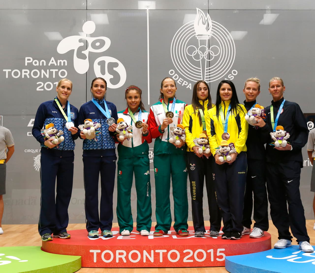 Paola Longoria y Samantha Salas se llevaron el oro por equipo en racquetball, la plata fue para las argentinas María Vargas y Veronique Guillemette, el bronce para María Sotomayor y María Muñoz de Ecuador y las estadounidenses Kim Russell y Rhonda Rajsich.
