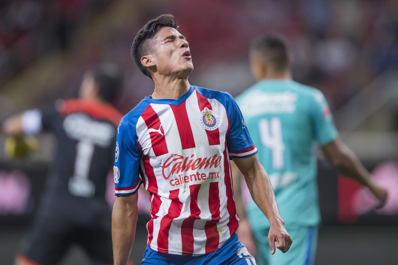 Chivas sanciona a Uriel Antuna y Cristian Calderón por indisciplina