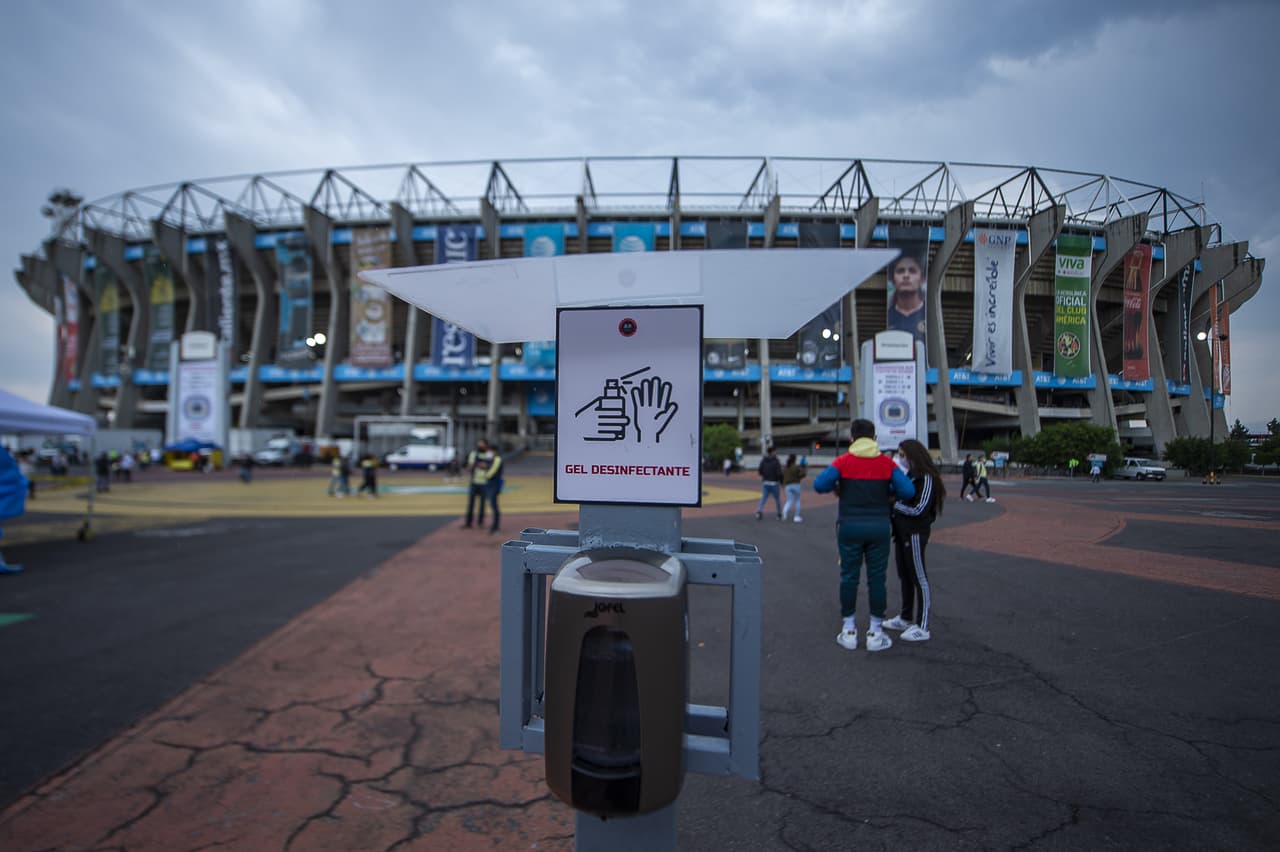 Cientos de aficionados azulcremas se dieron cita en el coloso de Santa Úrsula para recibir y apoyar a su equipo en busca de la remontada ante Pachuca.