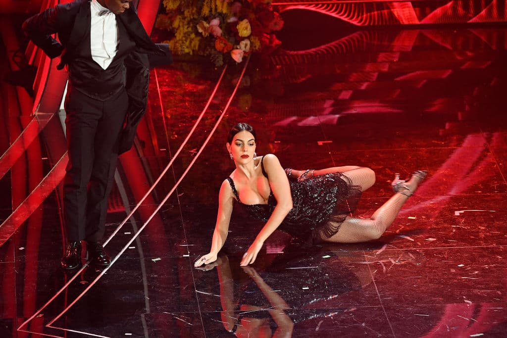 Los mas curioso es que la novia de Cristiano confesó que cada vez que salía del supermercado siempre se encontraba dinero.
<br>