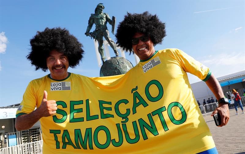 La colorido de Brasil y la fiesta de Serbia marcan dos estilos diferentes de sus hinchas y eso es algo que se refleja en medio del partido del grupo E del Mundial de Rusia 2018.