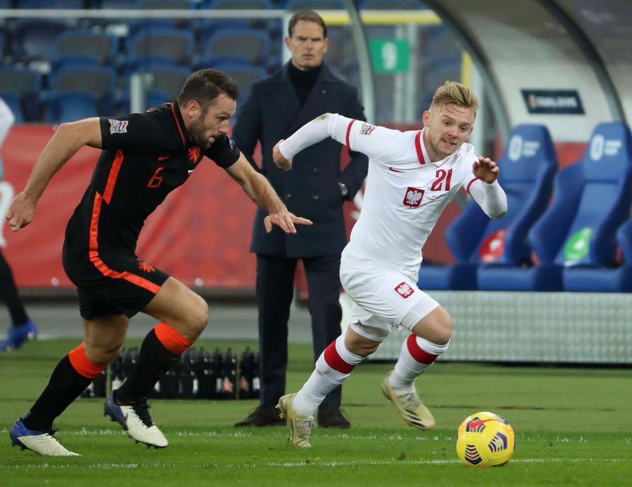 Los neerlandeses le dieron vuelta al partido sobre la recta final; ambos concluyen su participación en la justa europea. | Jozwiak (5’) abrió el marcador para Polonia. Depay (77’) igualó y Wijnaldum (84’) dio vuelta al marcador. Neerlandeses y polacos se despiden de la justa tras conseguir 11 y 7 unidades, respectivamente.