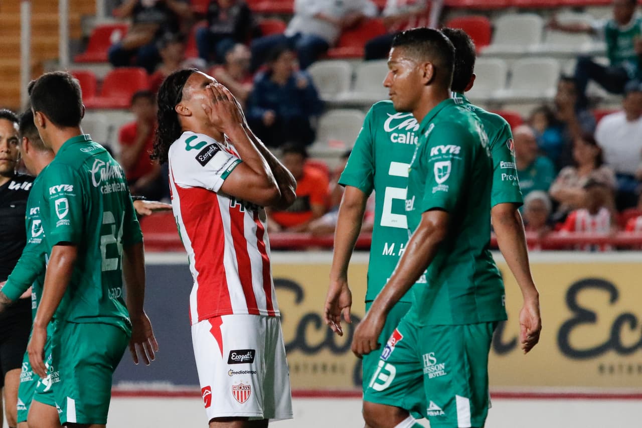 En la recta final carlos 'Gullit' Peña tuvo una gran ocasión de gol pero la imagen es elocuente con lo acontecido por el resultado de su definición.