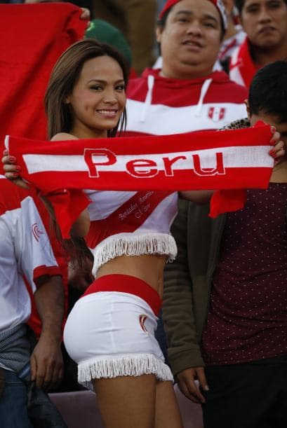 Chile y Perú jugaron un partido lleno de emociones que claisificó a los chilenos a la final, pero en las gradas se jugó otro partido muy intenso, ¿quién crees que lo ganó?