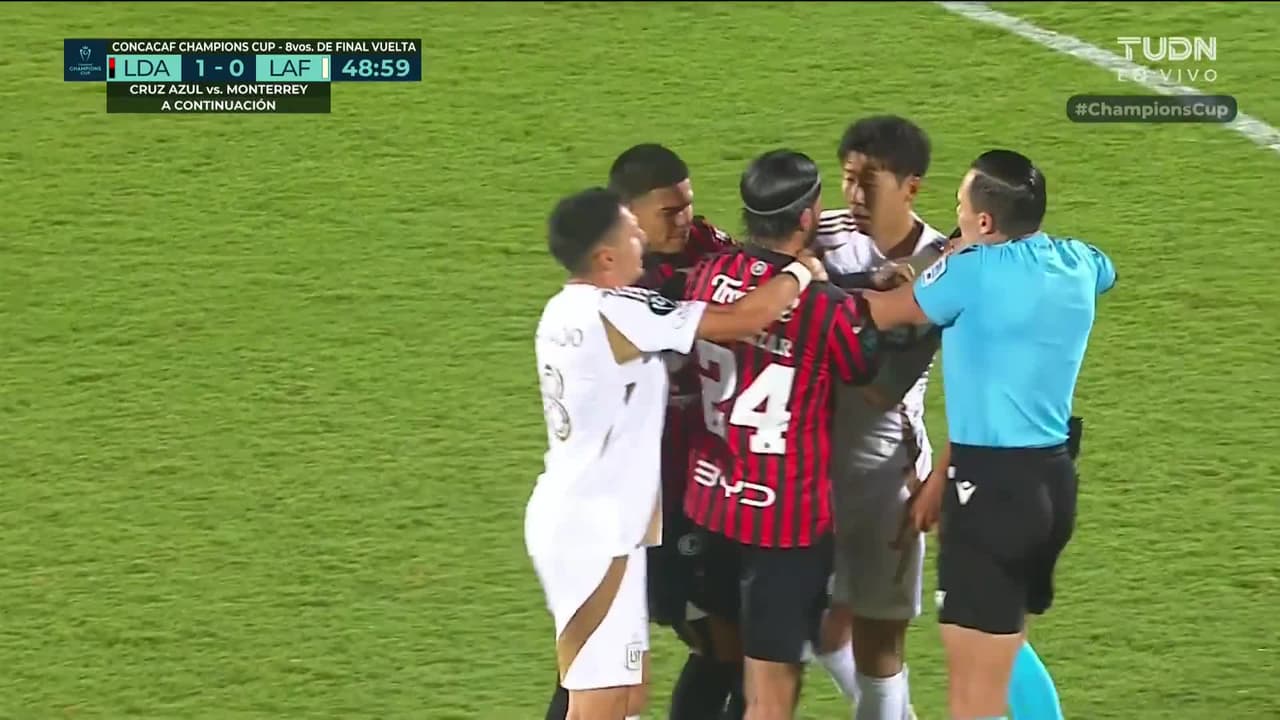 ¡Se calienta el partido! Son recibe una dura falta y se encara con Salazar