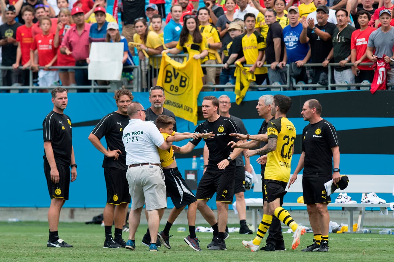 El pequeño corrió en dirección de Pulisic con su celular en la mano buscando la foto del recuerdo.