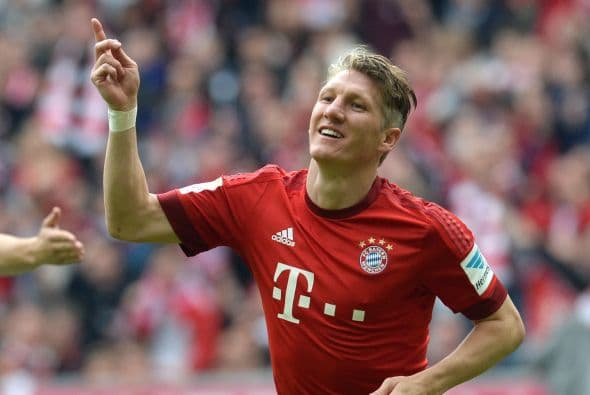 Otro cambio que sería mal visto sería el de Bastian Schweinsteiger, el jugador que se ha consolidado con el Munich acabaría con la buena imagen fichando con el Borussia Dortmund, un fichaje a favor de los abejorros quienes le han dado muchos al Bayern.