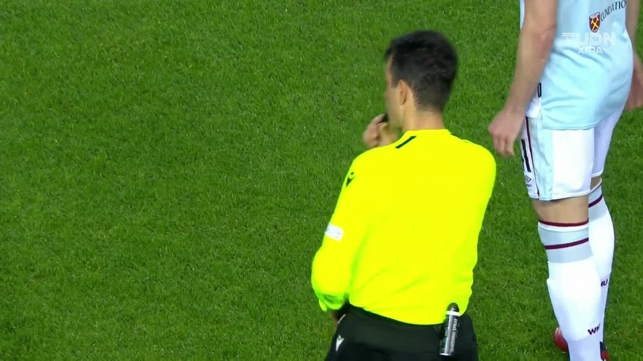 Arranca el partido y la pelota está en juego.