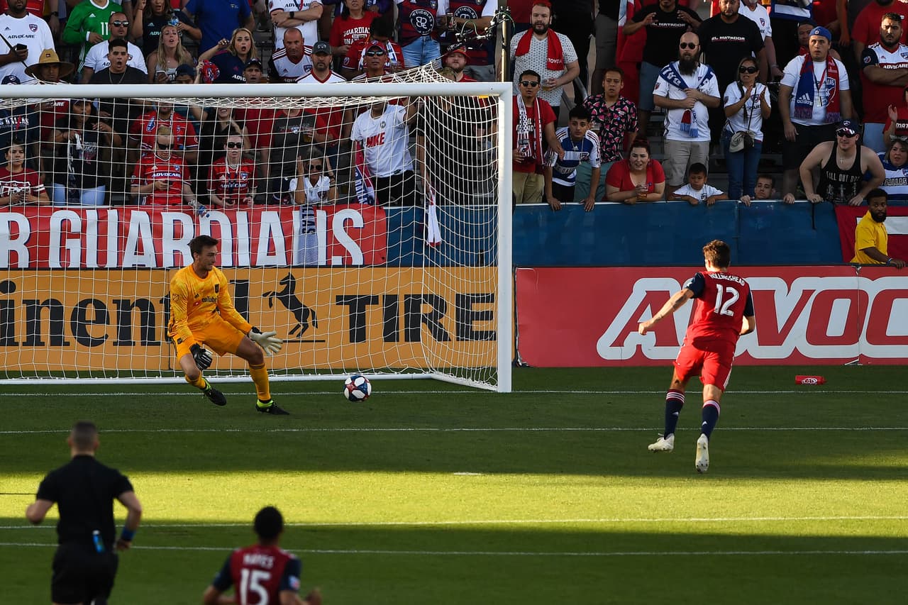 Y el mediocampista del FC Dallas Ryan Hollingshead (12) anotó el gol del equipo texano a los 29 minutos del partido.