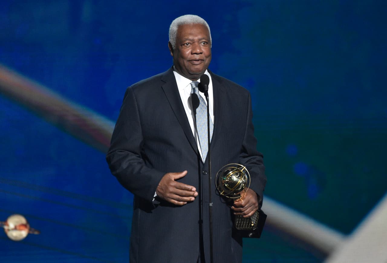 El legendario Oscar Robertson, miembro del Salón de la Fama, recibió el premios a toda una carrera.