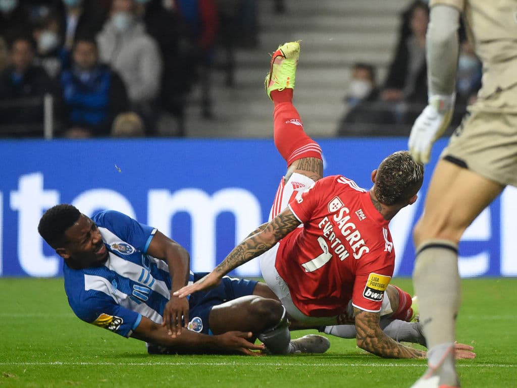 Fabio Ferreira Vieira (34'), Eduardo Aquino (37') y Mehdi Taremi (68') le dieron el triundo al Porto frente al Benfica con marcador 3-1 en el clásico portugués, durante la Jornada 16 en la Primeira Liga. El mexicano Jesús 'Tecatito' Corona jugó 35 minutos.