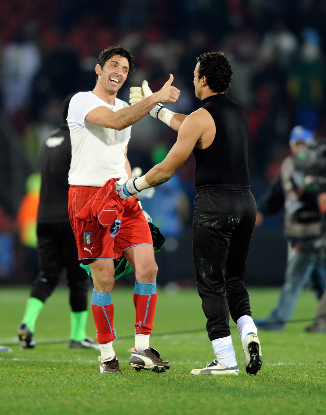 En su segunda aparición, Egipto sorprendió al vencer a Italia por 1-0, y tras el partido se encontraron dos leyendas. Gianluigi Buffon felicitó a El-Hadary por su excelente partido.