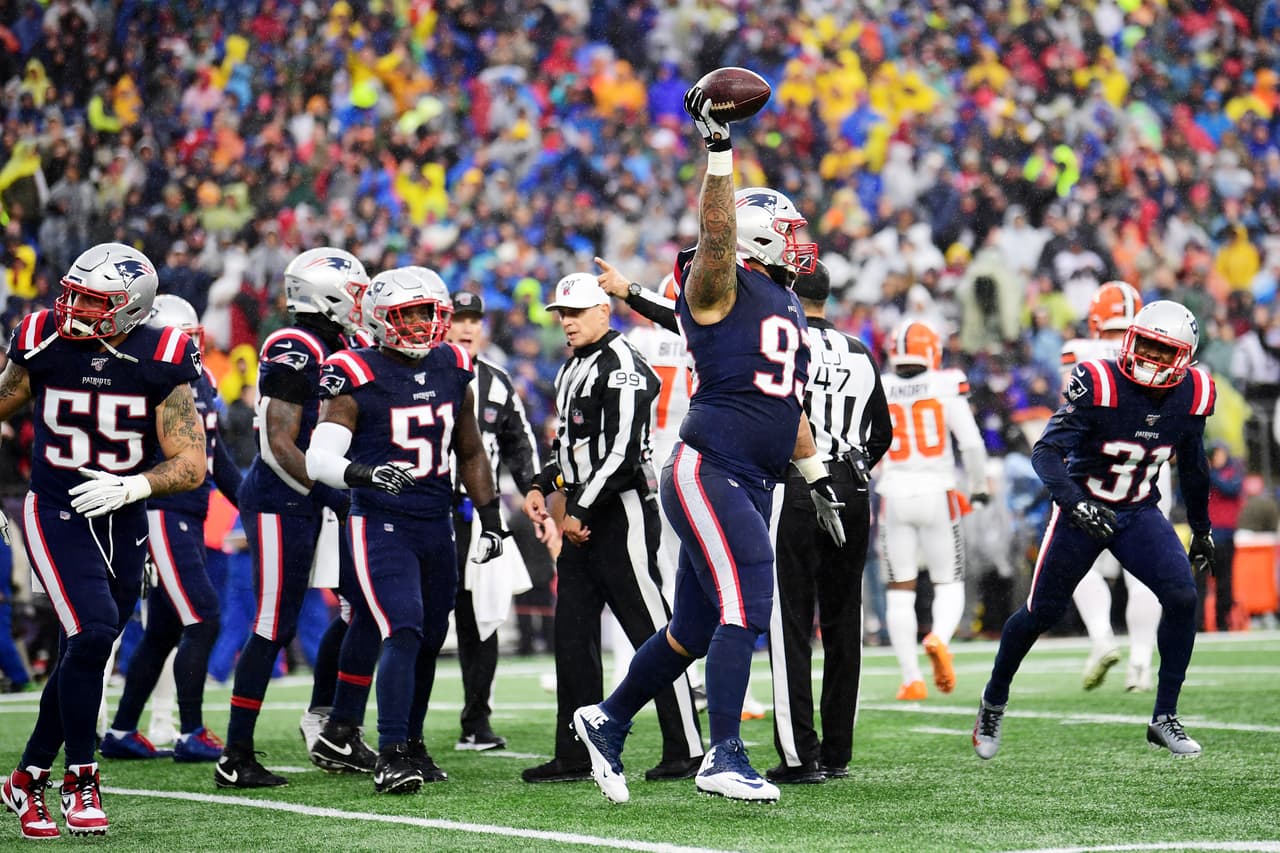 La defensiva volvió a lucirse con cinco capturas a Baker Mayfield, una intercepción, provocaron un balón suelto y recuperaron dos, uno de ellos se convirtió en anotación.
