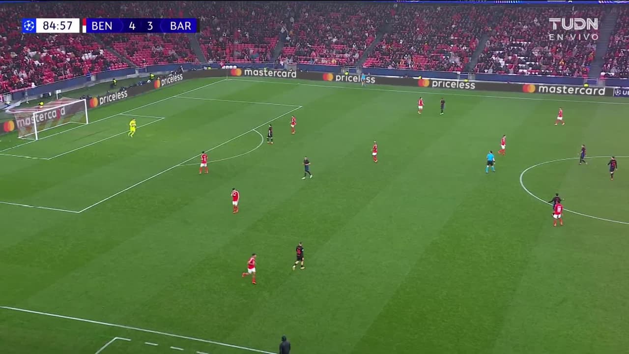 ¡TIRO ATAJADO! disparo por Raphinha.