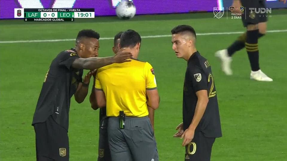 Tarjeta amarilla. El árbitro amonesta a Eduard Atuesta de Los Angeles Football Club
