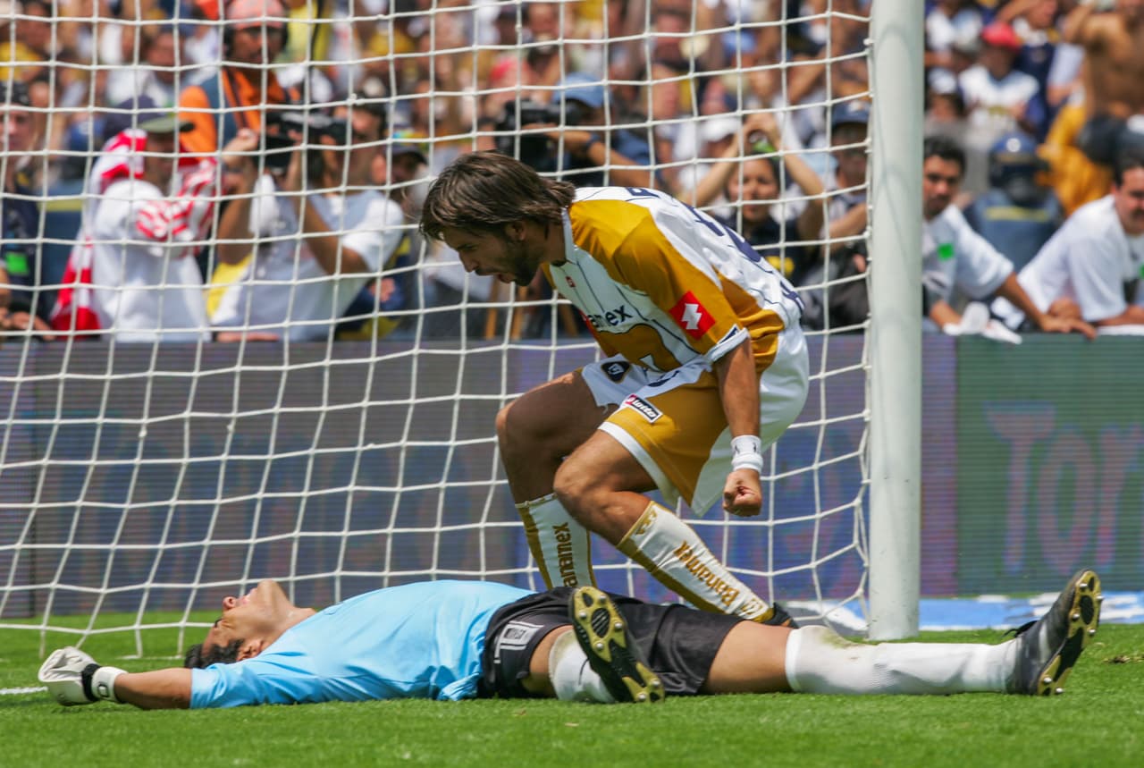 Chivas y Pumas, una rivalidad añeja con sabor a Molotov