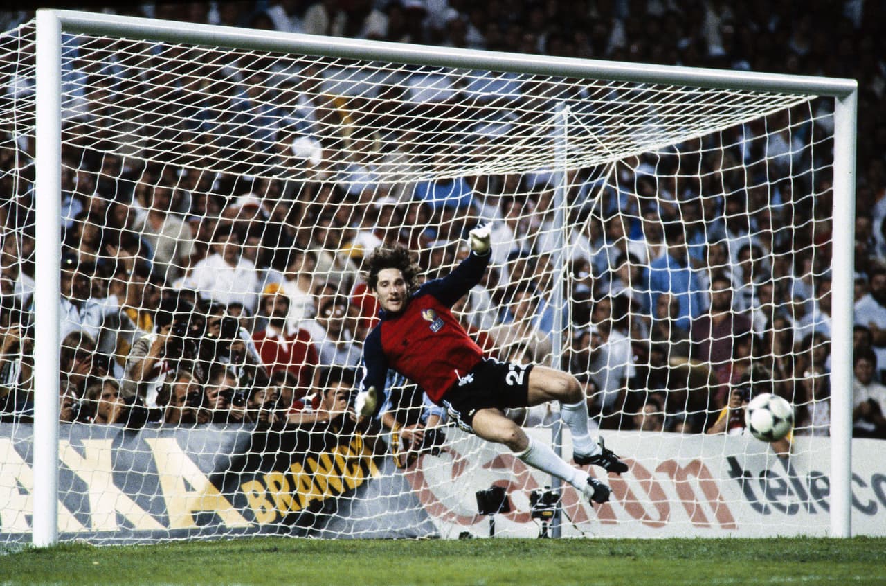 Francia y Alemania protagonizaron la primera definición por penaltis en los Mundiales en España 1982 para la clasificación a la final del certamen, en un duelo marcado por las múltiples emociones.