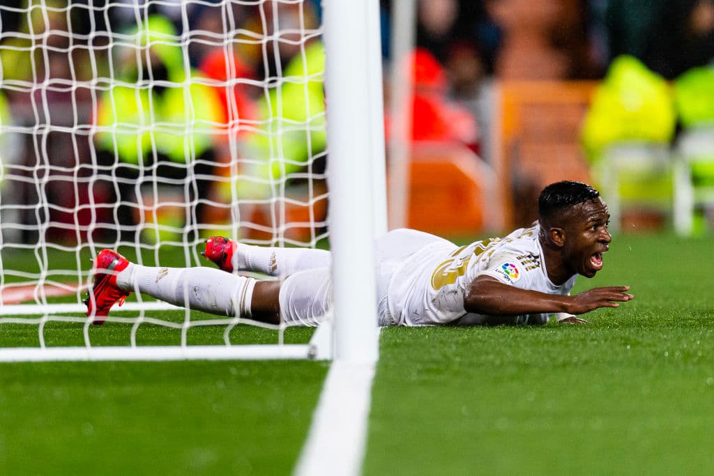 Vinicius Junior se pierde la primera, pero ya comienza a generar peligro en la meta del Barcelona.