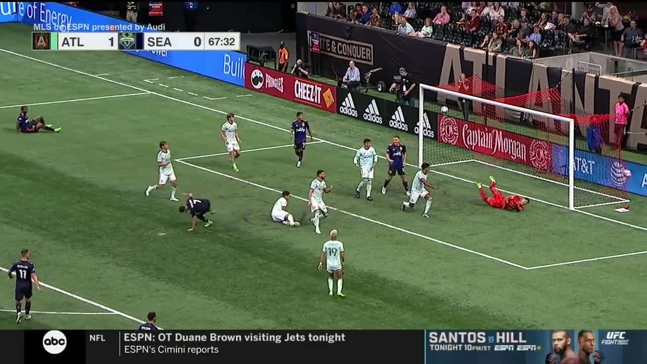 Cristian Roldán aprovecha un balón suelto dentro del área y marca el empate para Seattle