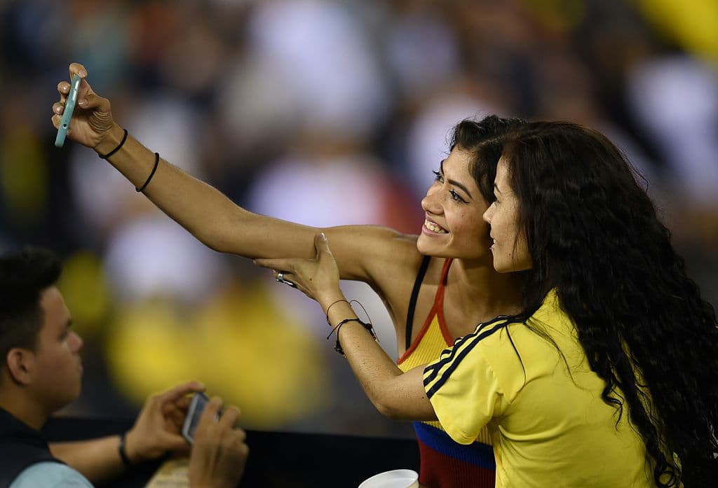 Colombian supporters take a picture during the Copa America Centenario quarterfinal football match agaisnt Peru in East Rutherford, New Jersey, United States, on June 17, 2016. / AFP / DON EMMERT (Photo credit should read DON EMMERT/AFP/Getty Images)