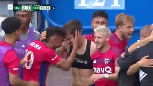 ¡Le dan la vuelta! Peinan la pelota y Quignón la empuja para el 2-1 de Dallas