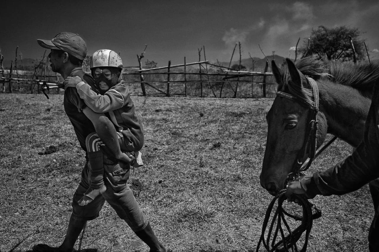 Historia: jinetes entre 5 y 10 años montan descalzos y con poco equipo de protección durante las carreras de caballos tradicionales de Maen Jaran, en la isla de Sumbawa, Indonesia