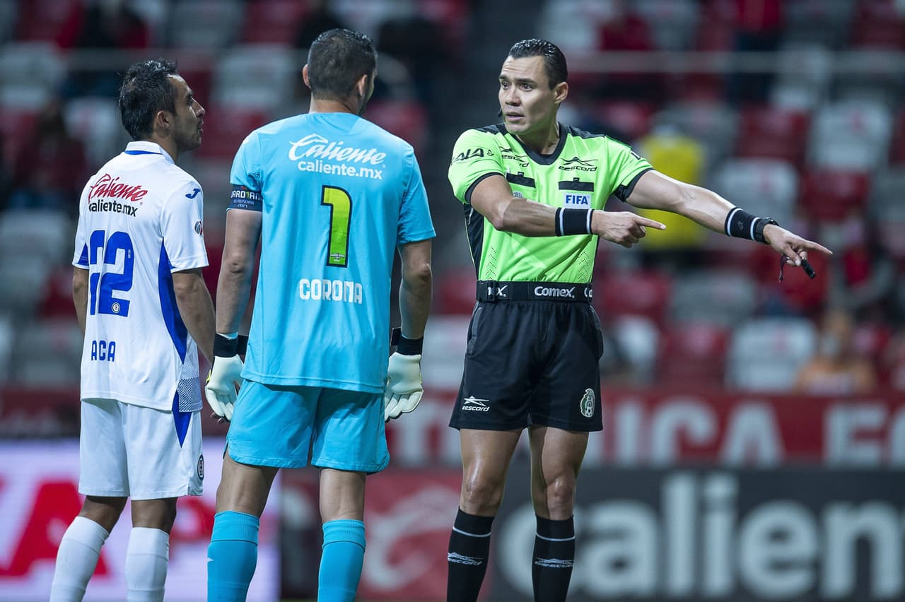Cruz Azul se queja del arbitraje en redes sociales