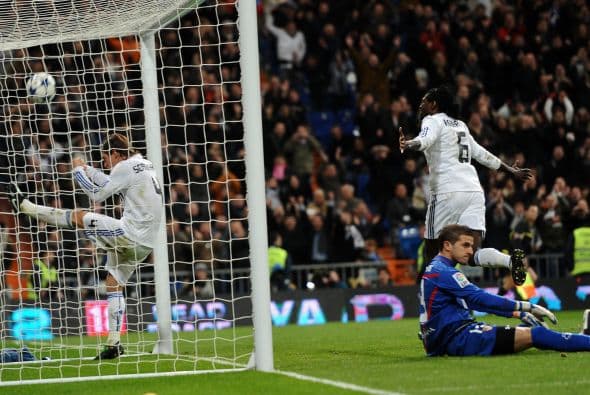 El togolés Emmanuel Adebayor se estrenó como goleador 'merengue'.