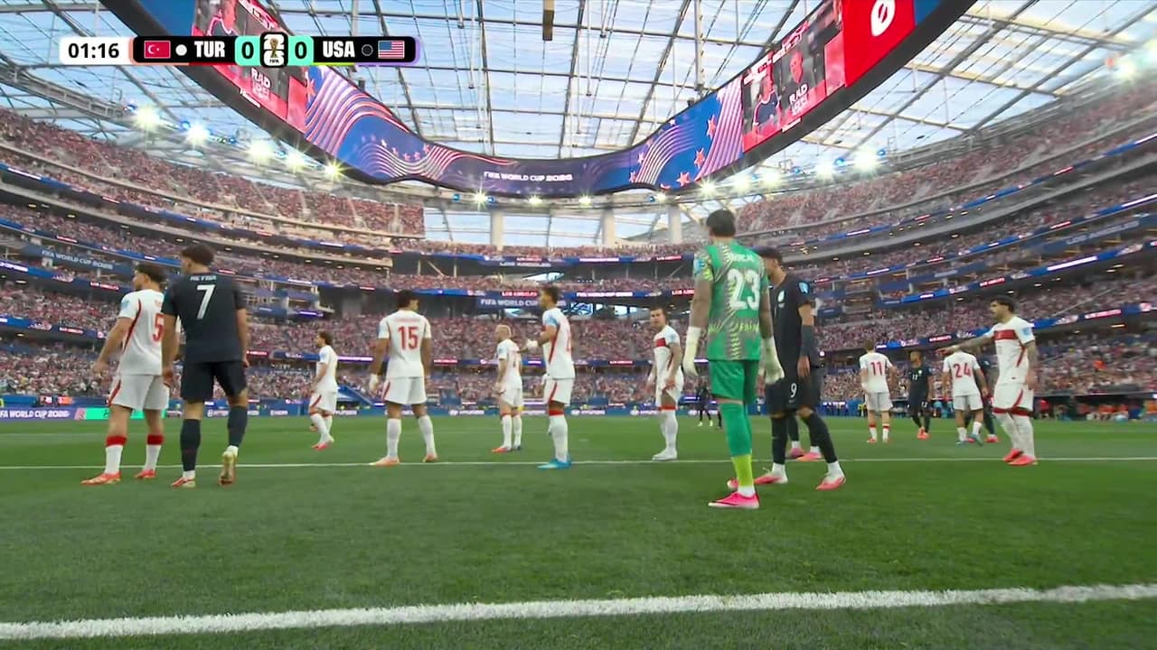¡TIRO ATAJADO! disparo por Auston Trusty.