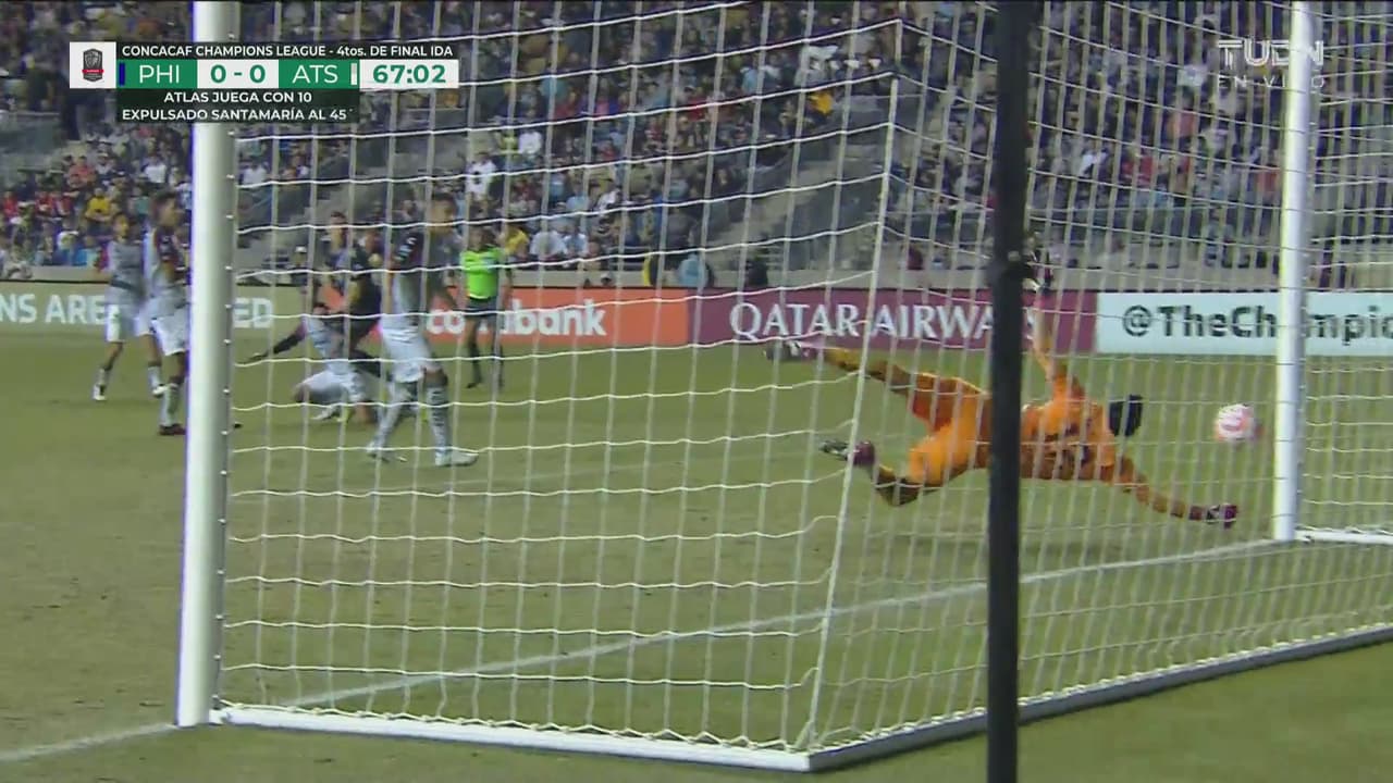 ¡Al poste! Disparo potente de Uhre que rechaza el metal