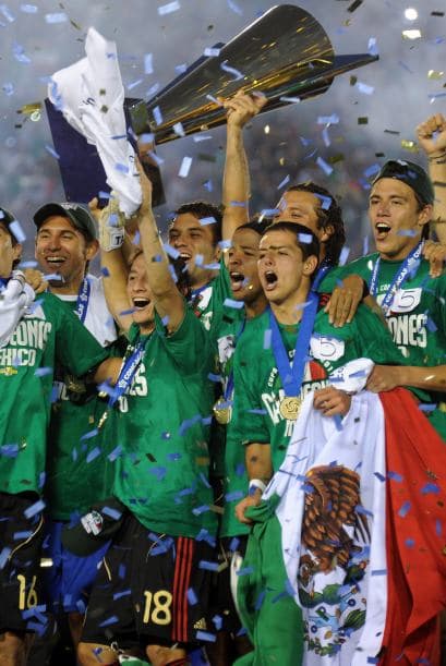 Un grupo de jóvenes y experimentados se unieron en la cancha para festejar.