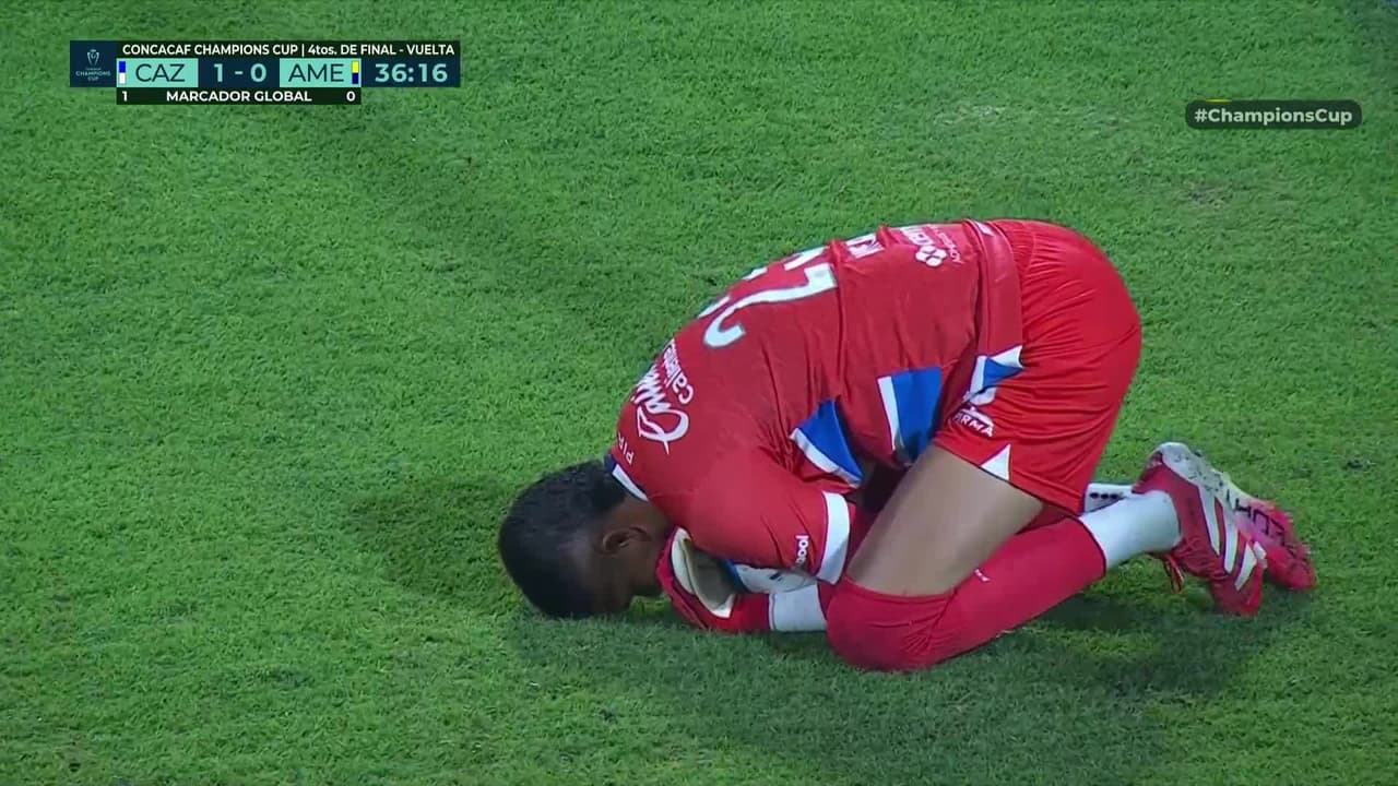 ¡TIRO ATAJADO! disparo por Álex Zendejas.