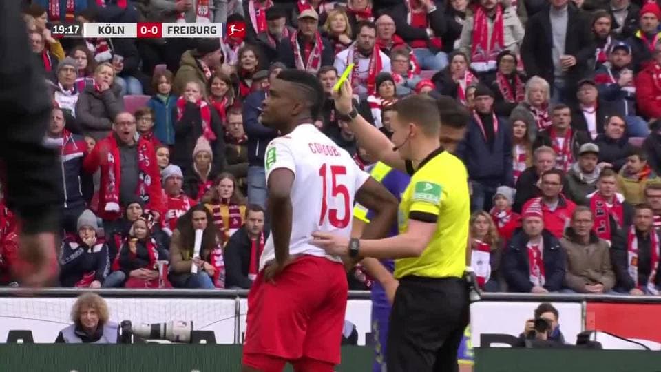 Tarjeta amarilla. El árbitro amonesta a Jhon Córdoba de 1. FC Köln