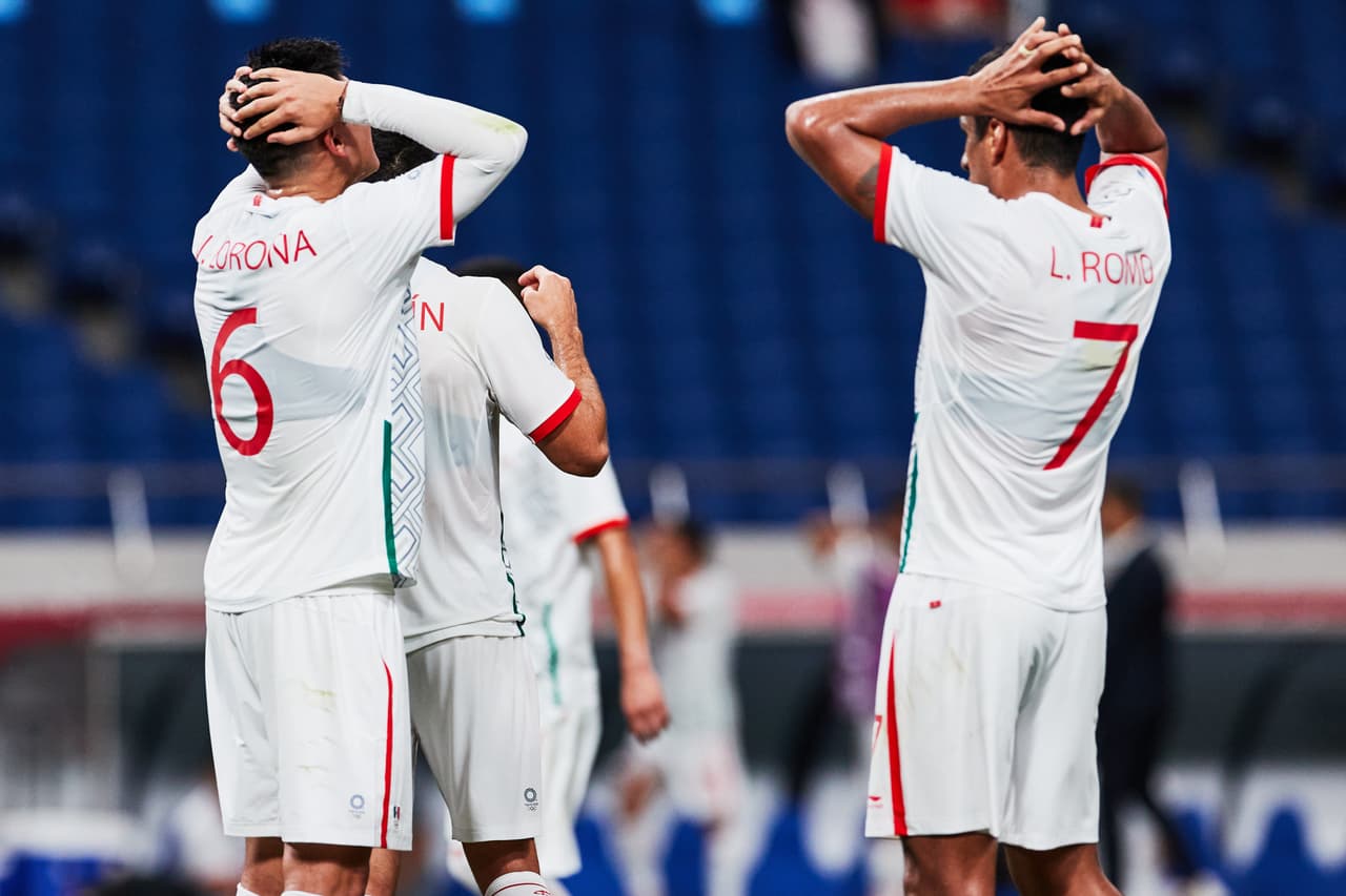 La selección mexicana cae ante los locales 2-1 durante su segundo partido en los Juegos Olímpicos de Tokyo 2020. México se jugará su pase a Cuartos de Final el miércoles ante Sudáfrica. Takefusa Kubo anotó el primer tanto para la escuadra nipona, seguido de Doan al 11'; el 'Piojo' Alvarado anotó al minuto 85' pero no le alcanzó a la escuadra azteca.
