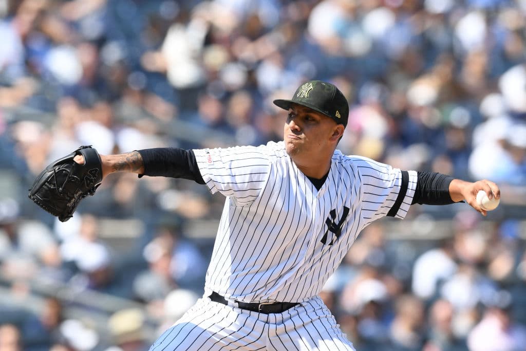 Aaron Hicks pegó su primer cuadrangular desde que regresó de una lesión en la espalda y DJ LeMahieu también disparó un bambinazo para ayudar a que los Yankees ganaran por décima vez en los últimos 13 juegos.