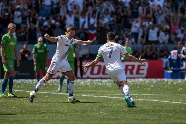 El irlandés Robbie Keane aumentó la ventaja al minuto 47 para LA Galaxy, gracias a un gran servicio de Gio.