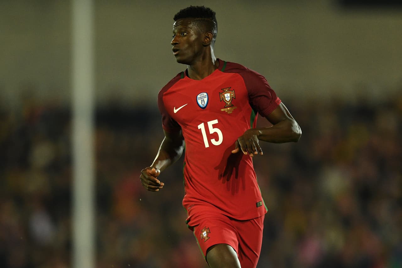 Édgar Ié era un prometedor central que pasó por la cantera del Barça. Salió en 2015 para tener minutos en el Villarreal pero se fue desinflando. Actualmente pertenece al Trabzonspor.