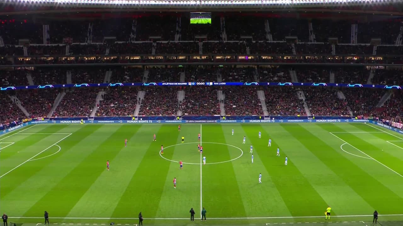 Arranca el partido y la pelota está en juego.