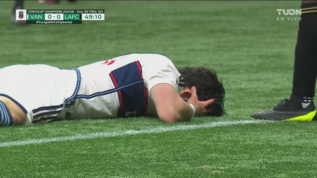 ¡Se la perdió! White recibe un contacto y pone por un lado ante LAFC