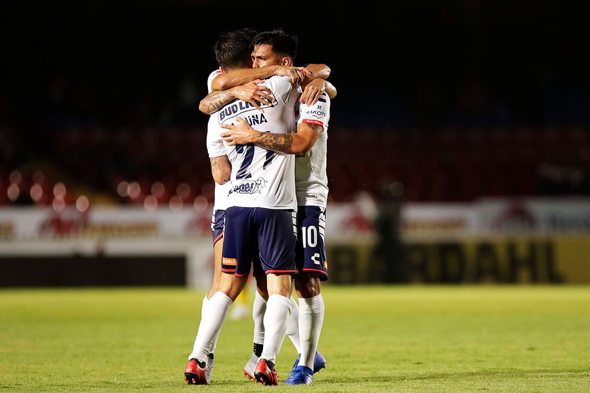 Abrigo, abrazado con sus compañeros, marcó el gol de la igualdad definitiva al minuto 90', permitiendo a los jarochos rescatar el empate.