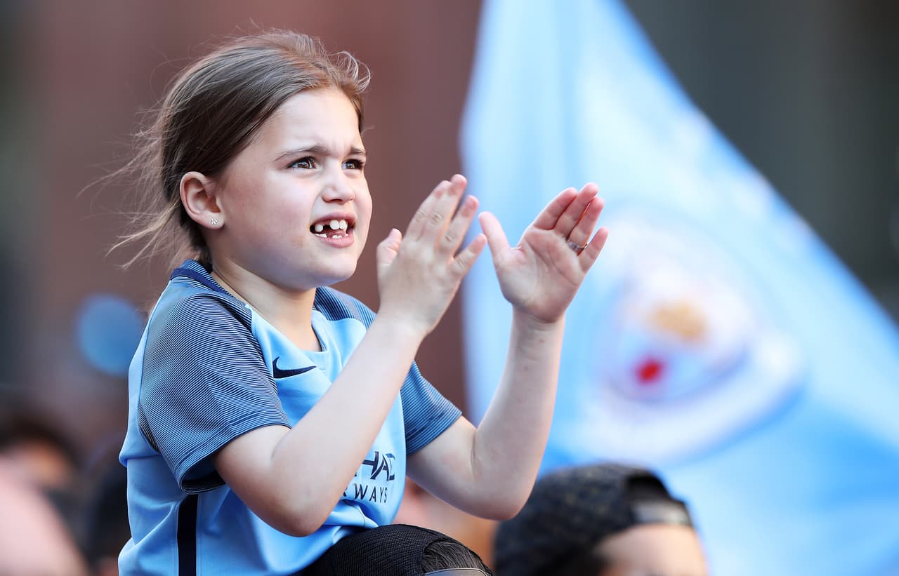Los fanáticos de Manchester City inundaron la ciudad para festejar con los jugadores del equipo el título obtenido en Premier League, en medio del colorido y euforia de hinchas de todas las edades.