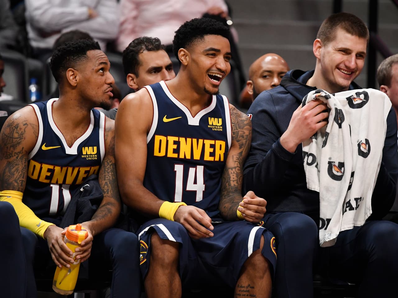 Spurs 85-113 Nuggets: con Nikola Jokic, Monte Morris y Malik Beasley sumando 58 puntos entre los tres, Denver llegó a 52 triunfos y sigue en la segunda posición del Oeste. Por su parte, los de San Antonio deben ajustar detalles para los playoffs.