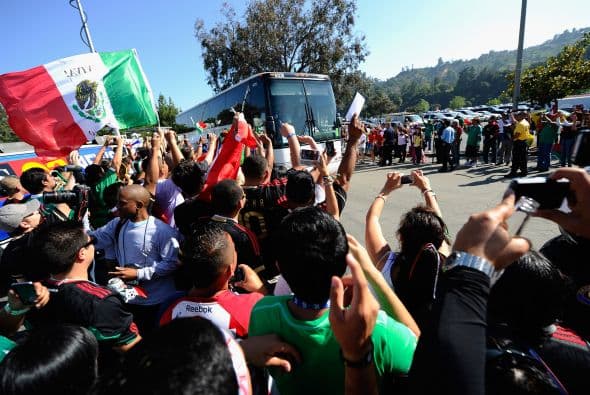 En cuanto apareció el autobús del equipo mexicano, los fanáticos alentaron sin parar al 'Tri'.