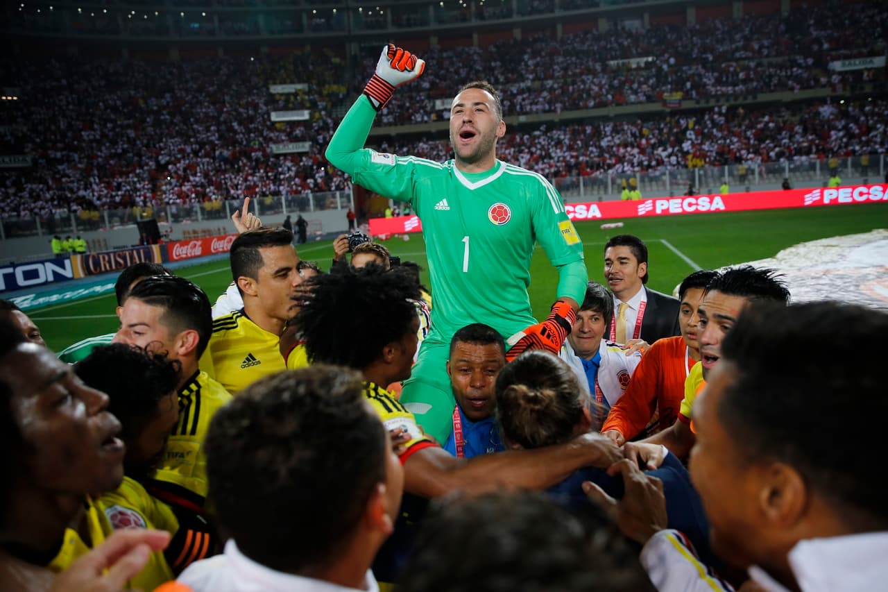 El portero David Ospina festeja con compañeros tras empatar 1-1 con Perú y clasificarse al Mundial del próximo año el martes, 10 de octubre de 2017, en Lima. (AP Foto/Rodrigo Abd)