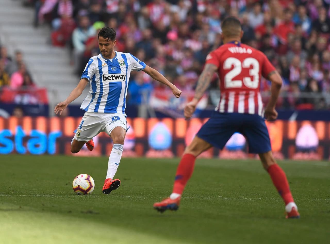 Diego Reyes: con pie y medio fuera del Leganés, el defensor y el equipo Pepinero terminarán el año enfrentando al descendido Huesca.