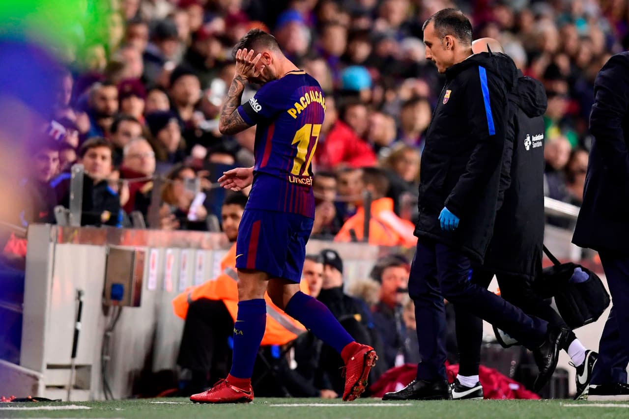 En la primera incidencia del juego, Francisco Alcacer salió lesionado al minuto 23 del primer tiempo.