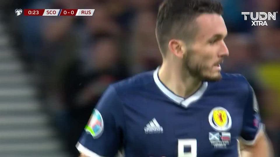 Tiro desviado de John McGinn