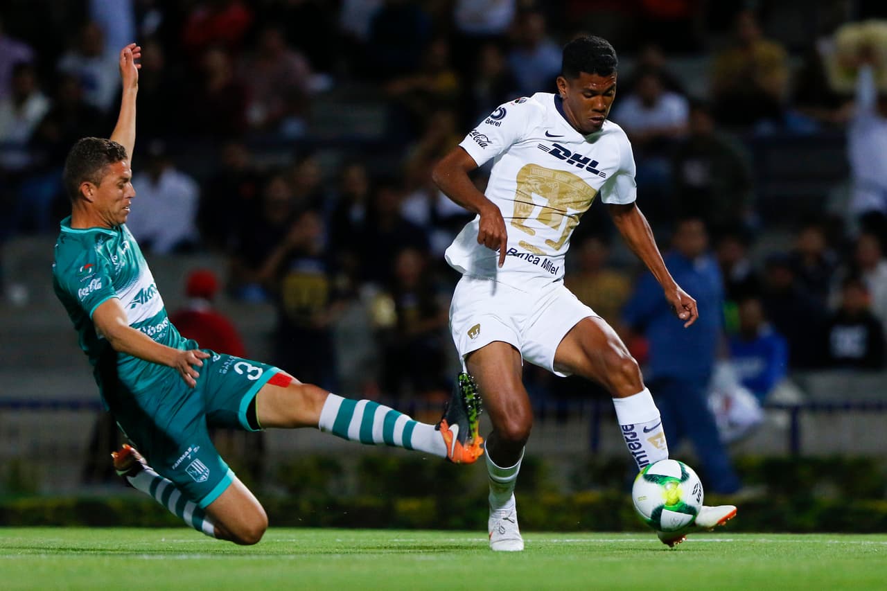 Las acciones de peligro en los primeros minutos fueron de los Universitarios hasta que al minuto 32 se abrió el marcador.